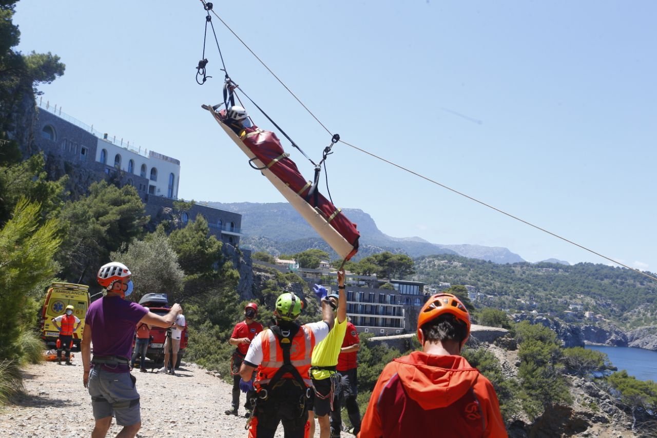 Bombers de Mallorca y SAMU 061 realizan una formación para atender rescates de montaña extremos