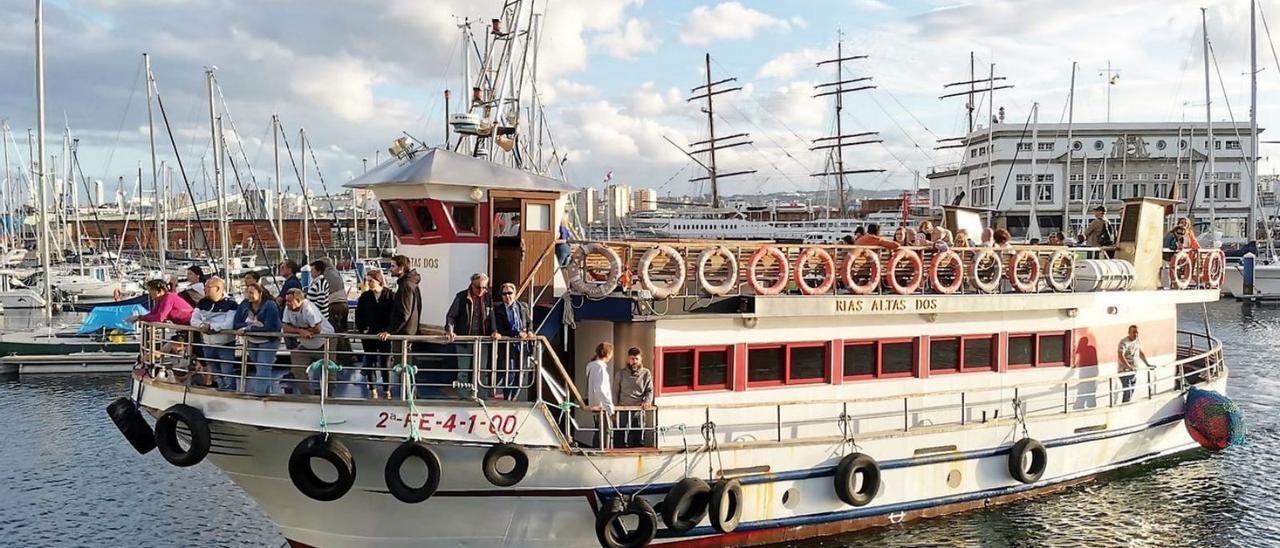 El barco Rías Altas Dos que realizar una ruta turística por la ría en verano, en el muelle coruñés. |   // I.R.