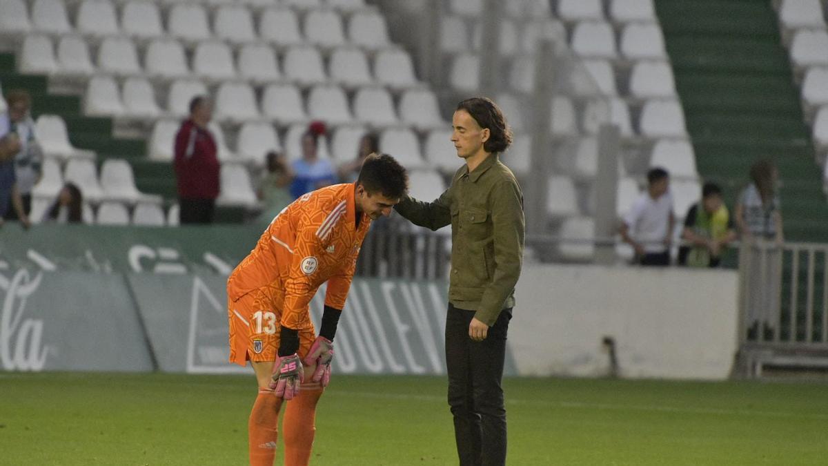 El entrenador del Badajoz, David Tenorio, consuela a Miguel Narváez tras consumarse el descenso de categoría.