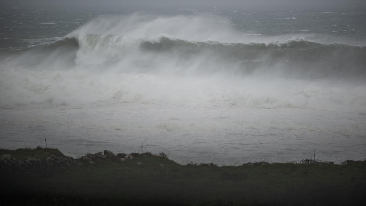 Alerta por fuerte oleaje en A Coruña.