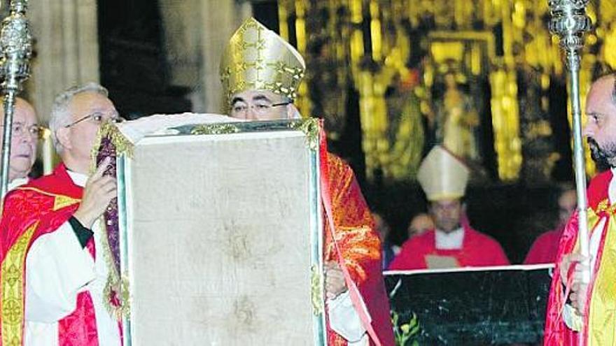 El arzobispo Jesús Sanz imparte la bendición con el Santo Sudario, en la catedral de Oviedo, al final de la misa mayor de San Mateo.