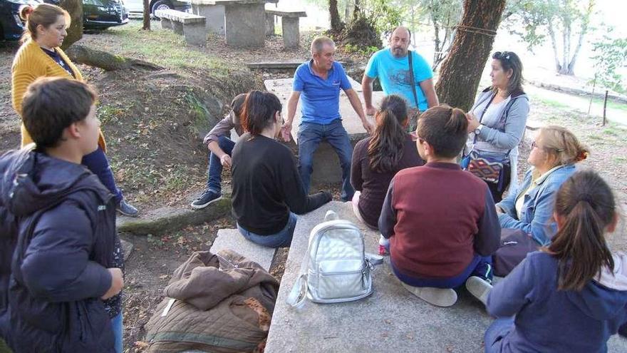 Varios colaboradores de la fiesta, ayer, reunidos con la directiva de la Asociación Cultural de Rande. // Faro