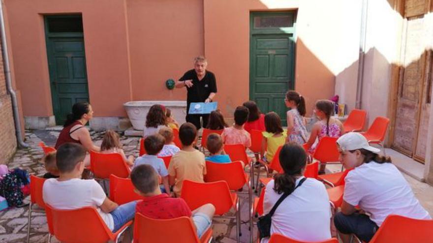 Niños de Toro se inspiran en los cuentos para crear personajes