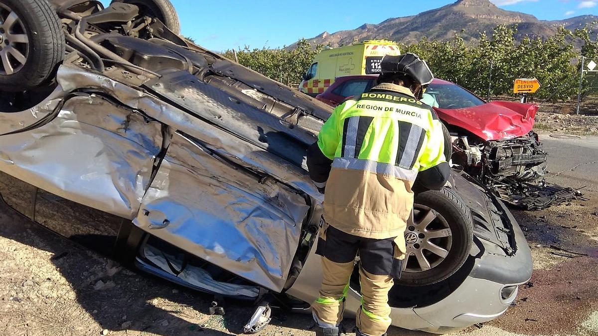 Bomberos y ambulancia en el lugar del accidente.