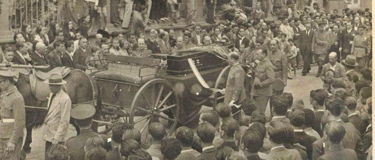 Francisco Franco, derecha de la imagen, durante el funeral en Gran Canaria del general Balmes en julio del 36. Fedac