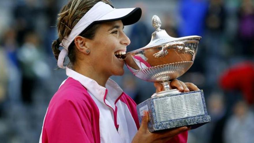 La tenista de Yecla emula a Rafa Nadal y muerde el trofeo que le acredita como vencedora del torneo