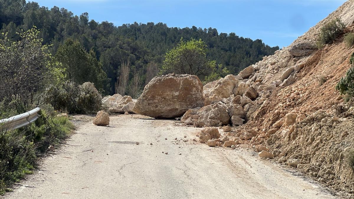 Derrumbe en la Cuesta de la Represa, en el Camino Viejo de Archivel, este domingo.