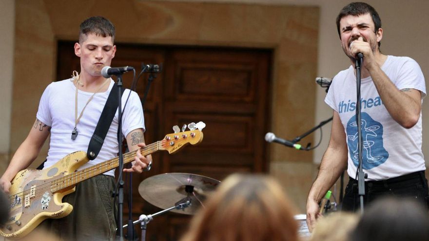 La banda «Sal del Coche», durante el concierto.