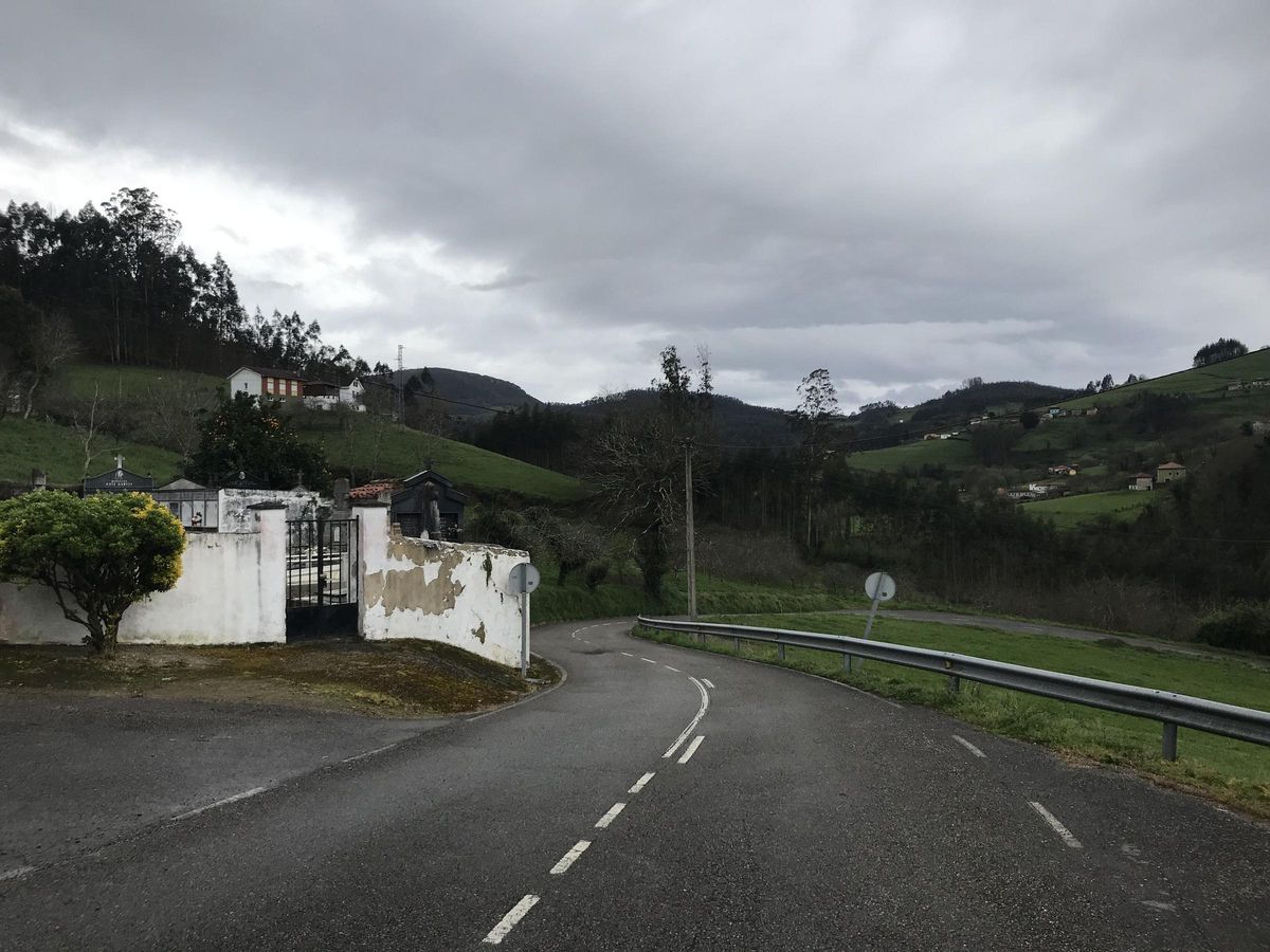 Una vista de Cordovero con el cementerio, a la izquierda.