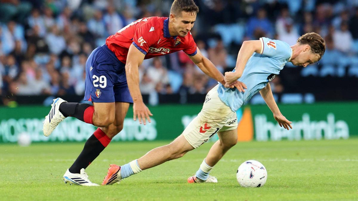 Williot derriba a Asier Osambela durante la reciente visita de Osasuna a Balaídos.