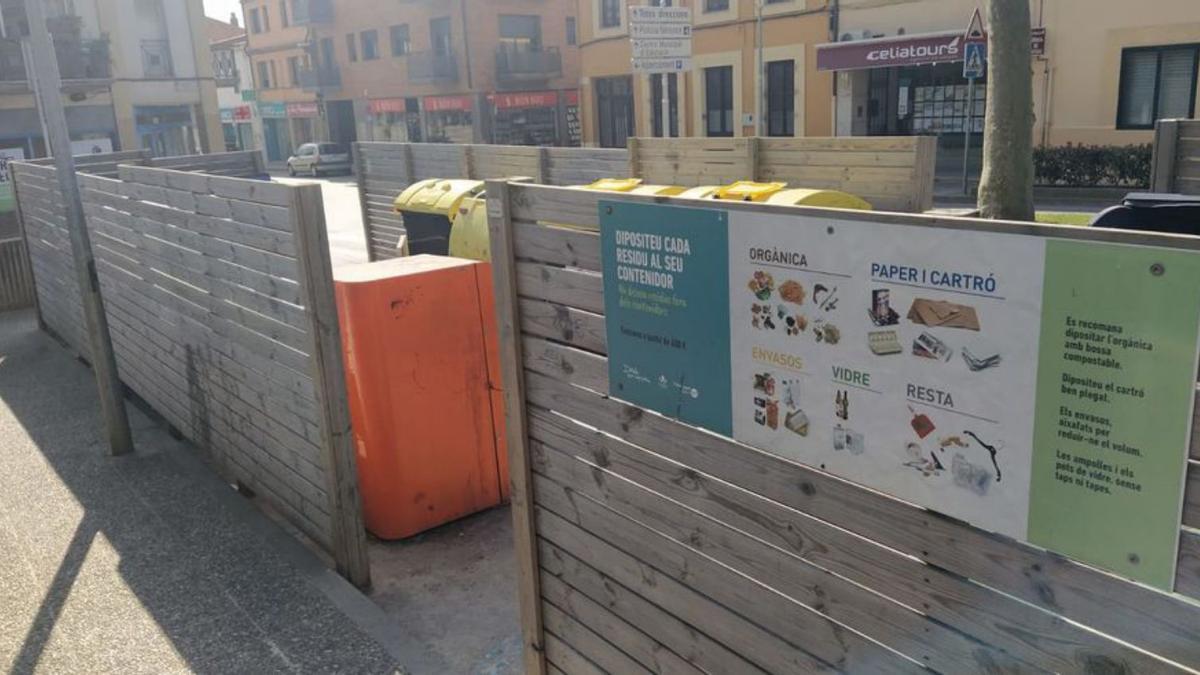 Un dels tancats de les escombraries, amb el cartell. | AJ. DE PALAFRUGELL