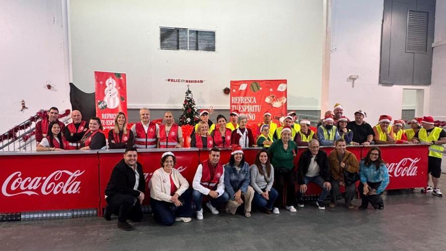 Voluntarios de Coca-Cola, la Asociación de Empresarios Zona Centro y Vecinos García Escámez durante el reparto