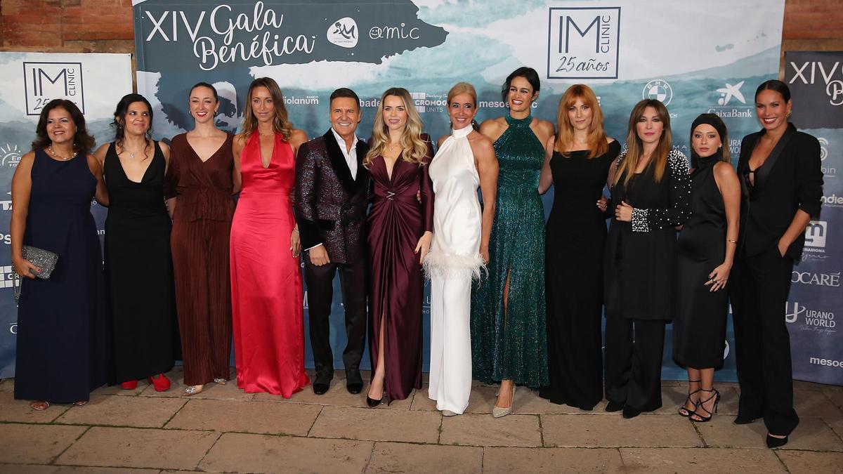 El doctor Iván Mañero acompañado de algunas de las asistentes a su Gala Solidaria