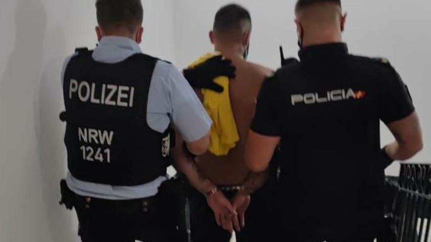 Deutscher Polizist beteiligt sich an Festnahme eines deutschen Urlaubers, der in einem Hotel in Arenal seine Partnerin geschlagen haben soll.