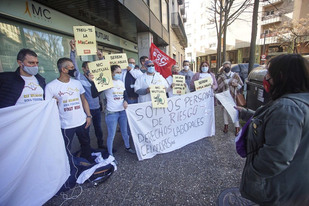 Concentració davant MC Mutual per reclamar que reconegui la Covid com a accident laboral