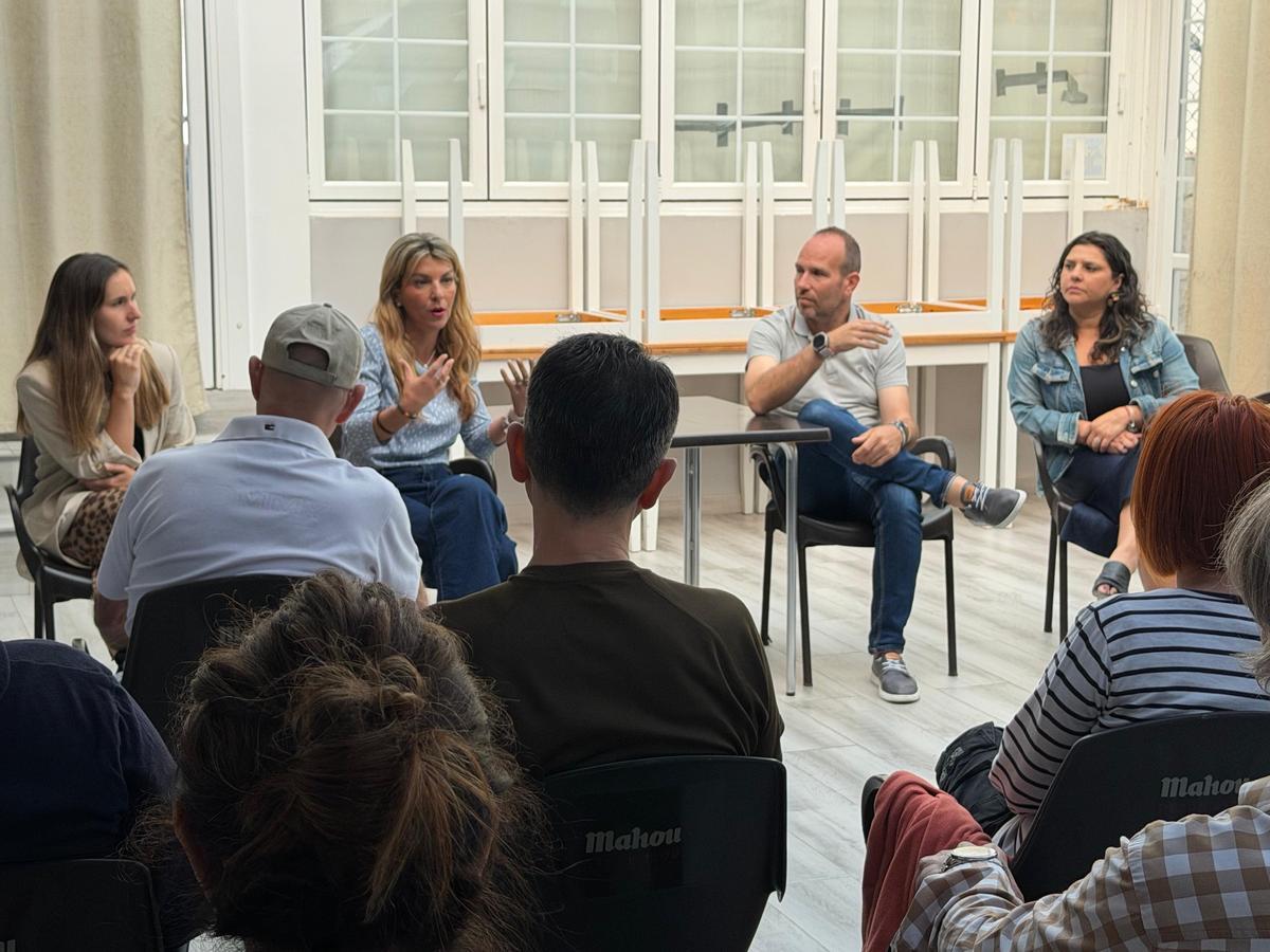 La alcaldesa de Andratx Estefanía Gonzalvo, se ha reunido con comerciantes y vecinos de la plaza de España.
