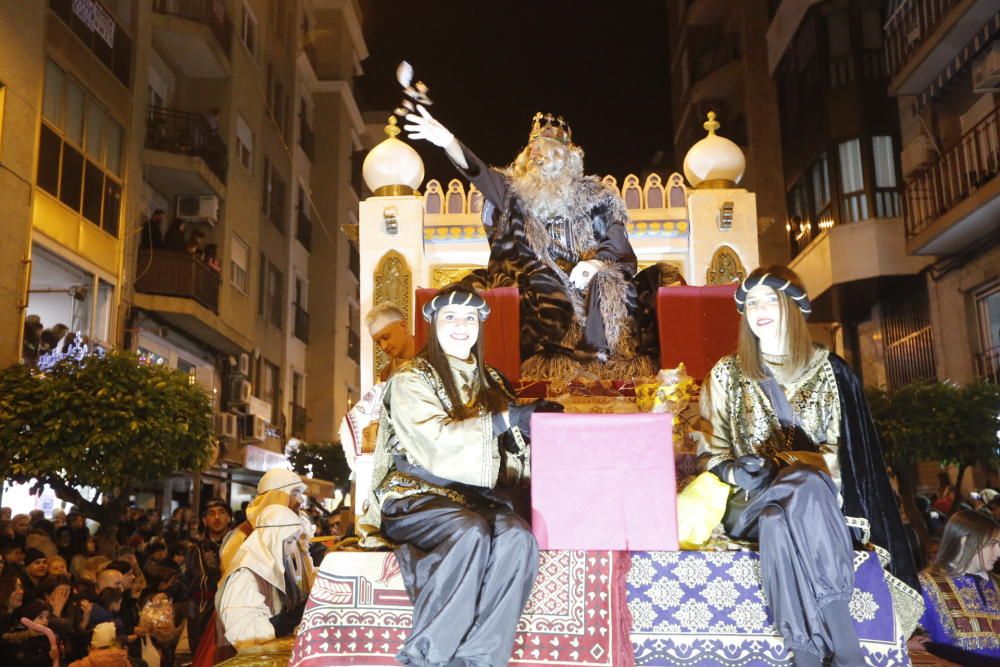 La cabalgata de los Reyes Magos en Elche ha recorrido el centro de la ciudad con 13 carrozas y más de 600 personas