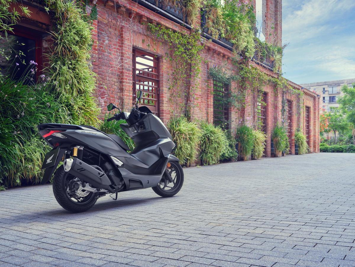 El Honda PCX 125 sigue siendo un valor seguro con un precio de 3.499 euros y el respaldo de la marca El Honda PCX 125 sigue siendo un valor seguro con un precio de 3.499 euros y el respaldo de la marca