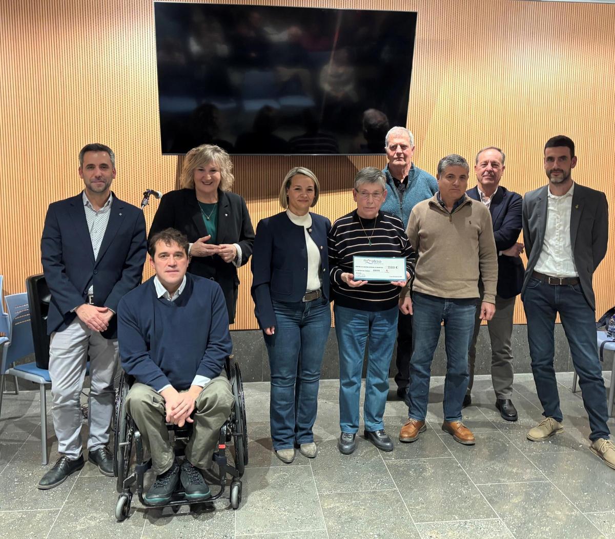 L'entrega solidària d'Illa Mateua en un acte divendres a l'Escala.