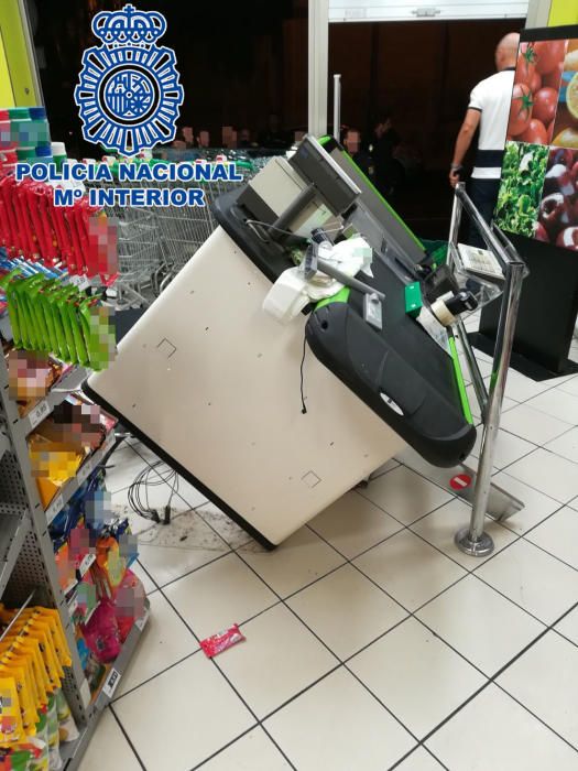 Destrozos en un supermercado en Schamann