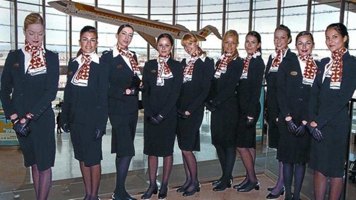 Azafatas de Air Nostrum con los uniformes que visten desde el año 2008. A la derecha, la anterior vestimenta, con la falda por encima de la rodilla.