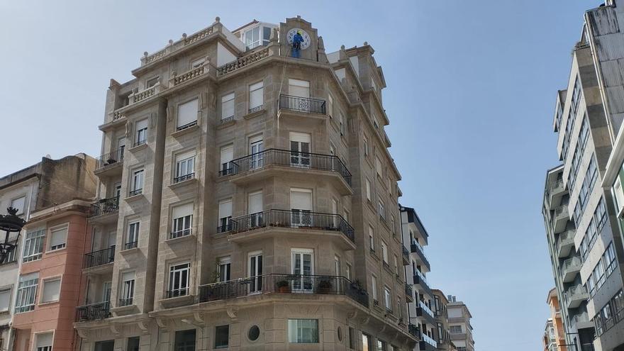 El reloj monumental de la plaza de Galicia de Vilagarcía vuelve a la vida