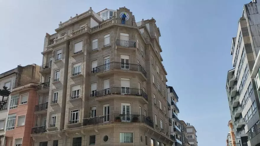 El reloj de la plaza de Galicia de Vilagarcía vuelve a funcionar