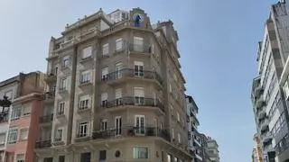 El reloj monumental de la plaza de Galicia de Vilagarcía vuelve a la vida