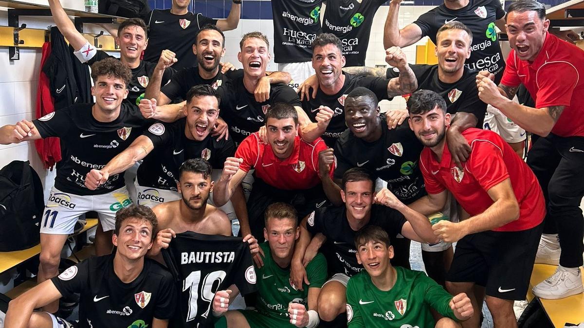 Los jugadores del Barbastro celebran la victoria en el vestuario.