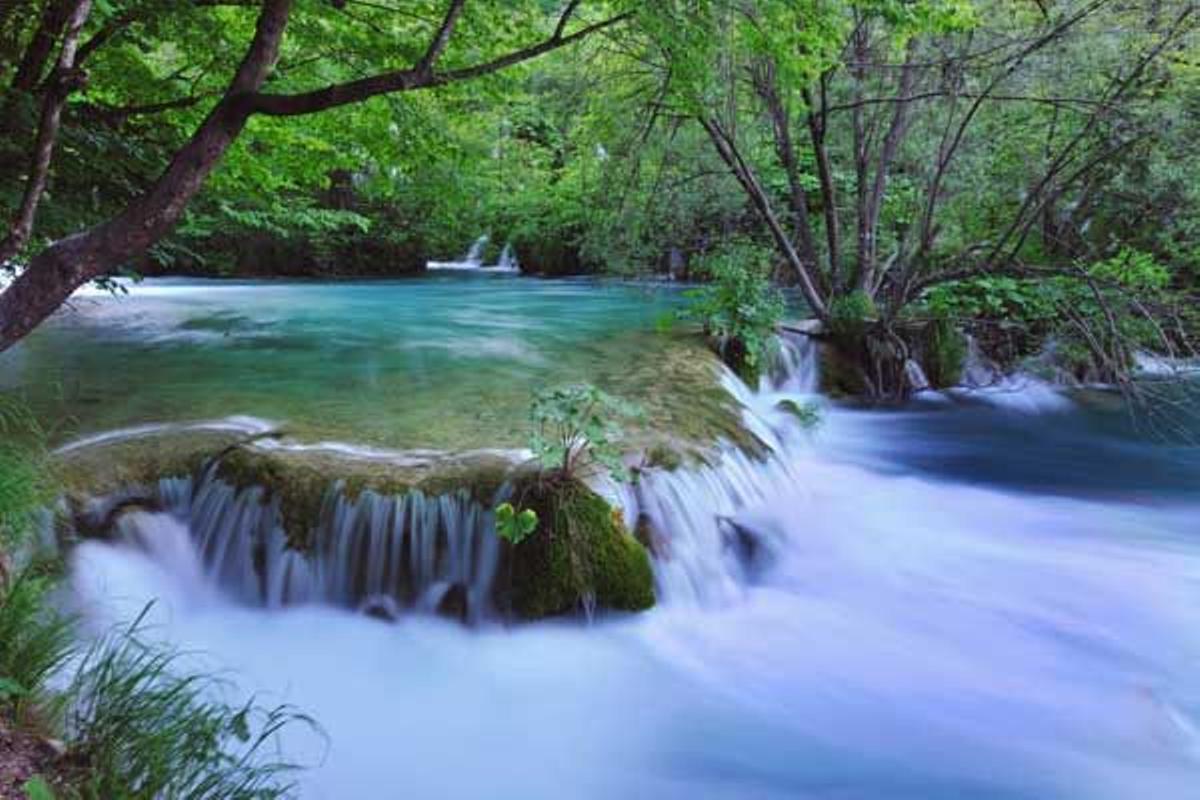 Pequeñas cascadas en el Parque Nacional de los Lagos de Plitvice.