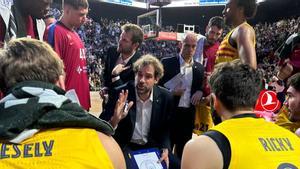 Roger Grimau, técnico del Barça, da instrucciones en un tiempo muerto del duelo ante el Asvel Villeurbanne.