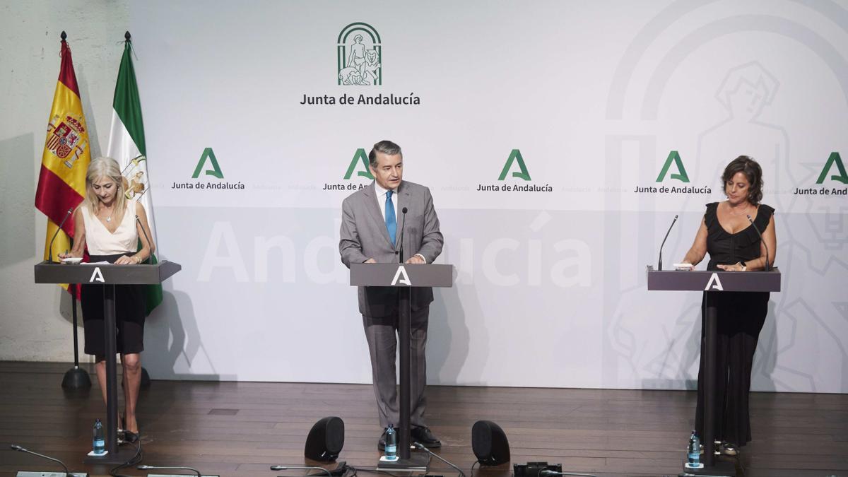 El consejero de Presidencia, Interior y Diálogo Social de la Junta de Andalucía, Antonio Sanz, (2d) junto a la consejera de Desarrollo Educativo y Formación Profesional de la Junta de Andalucía, Patricia del Pozo, (i) y la consejera de Salud y Consumo de la Junta de Andalucía, Catalina García, (d) durante la rueda de prensa tras el Consejo de Gobierno