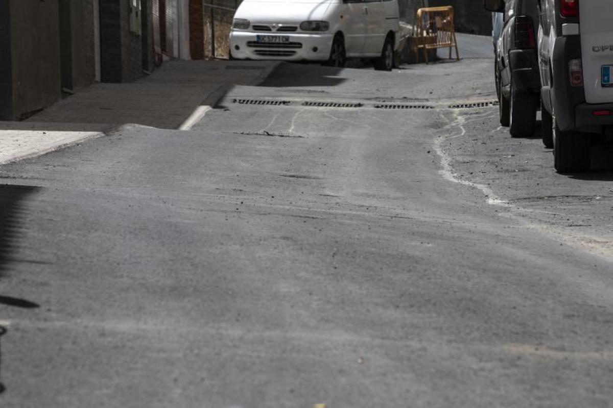 01.07.19. Las Palmas de Gran Canaria.- Vecinos de Cañada Honda se quejan del mal asfaltado de las calles. Foto Quique Curbelo  | 01/07/2019 | Fotógrafo: Quique Curbelo