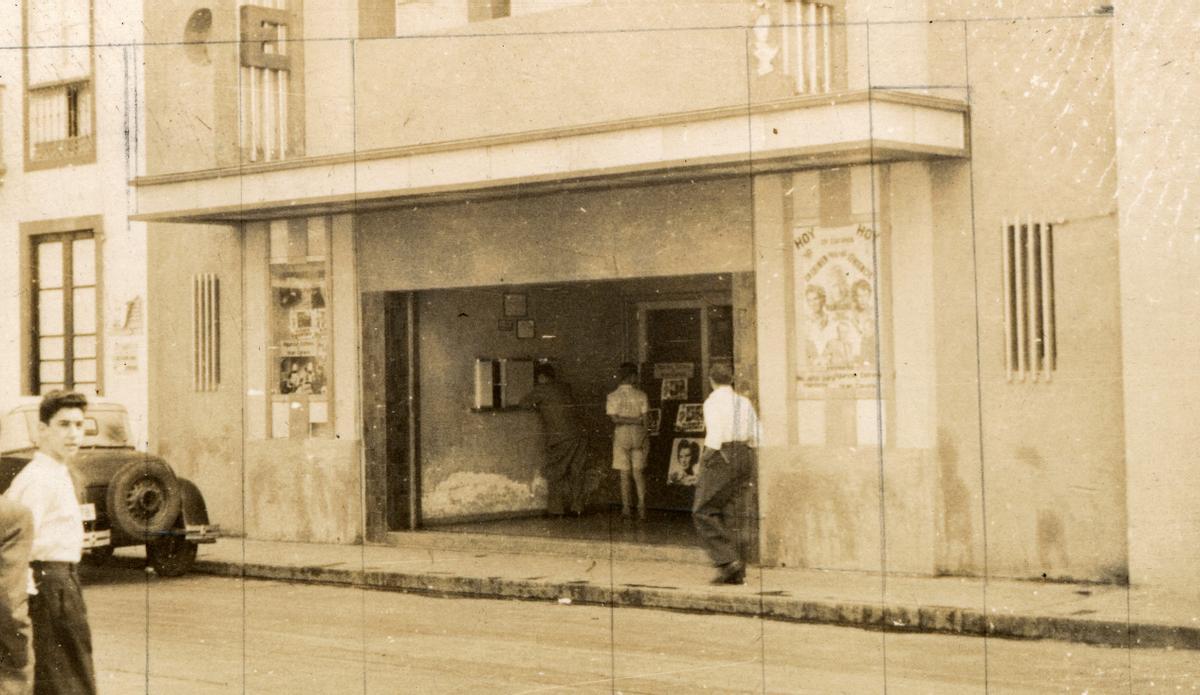 El cine Royal, que durante unos años se llamó Real Cinema, en una fotografía de 1950.