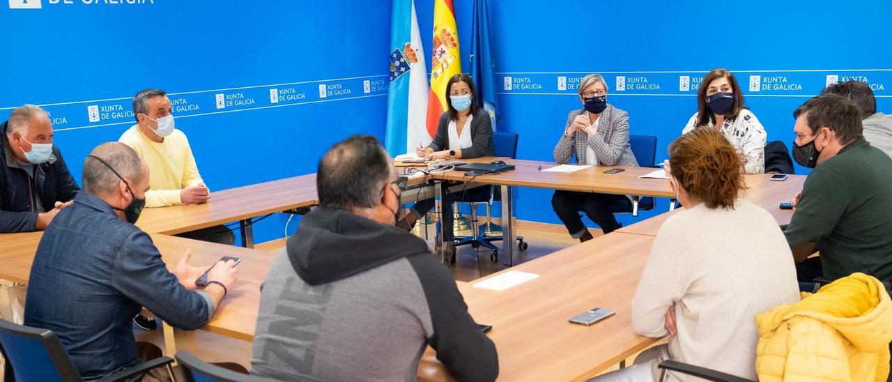 Un momento de la reunión mantenida ayer, en Santiago.