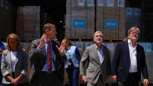 El alcalde de Barcelona, Jaume Collboni, en su visita en uno de los almacenes de ayuda humanitaria en Amán.