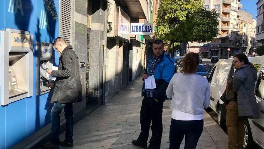 Los cajeros de Abanca registraron colas el lunes. // Bernabé