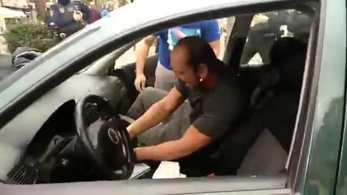 Dos individuos destrozan su coche tras ser multados