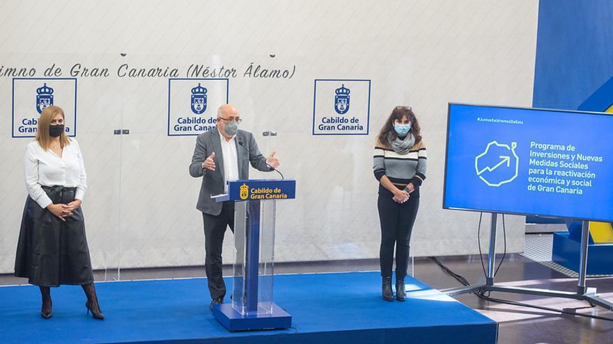 Antonio Morales presenta el nuevo plan de ayudas junto a Isabel Mena (iz.) y Concepción Monzón (d.)