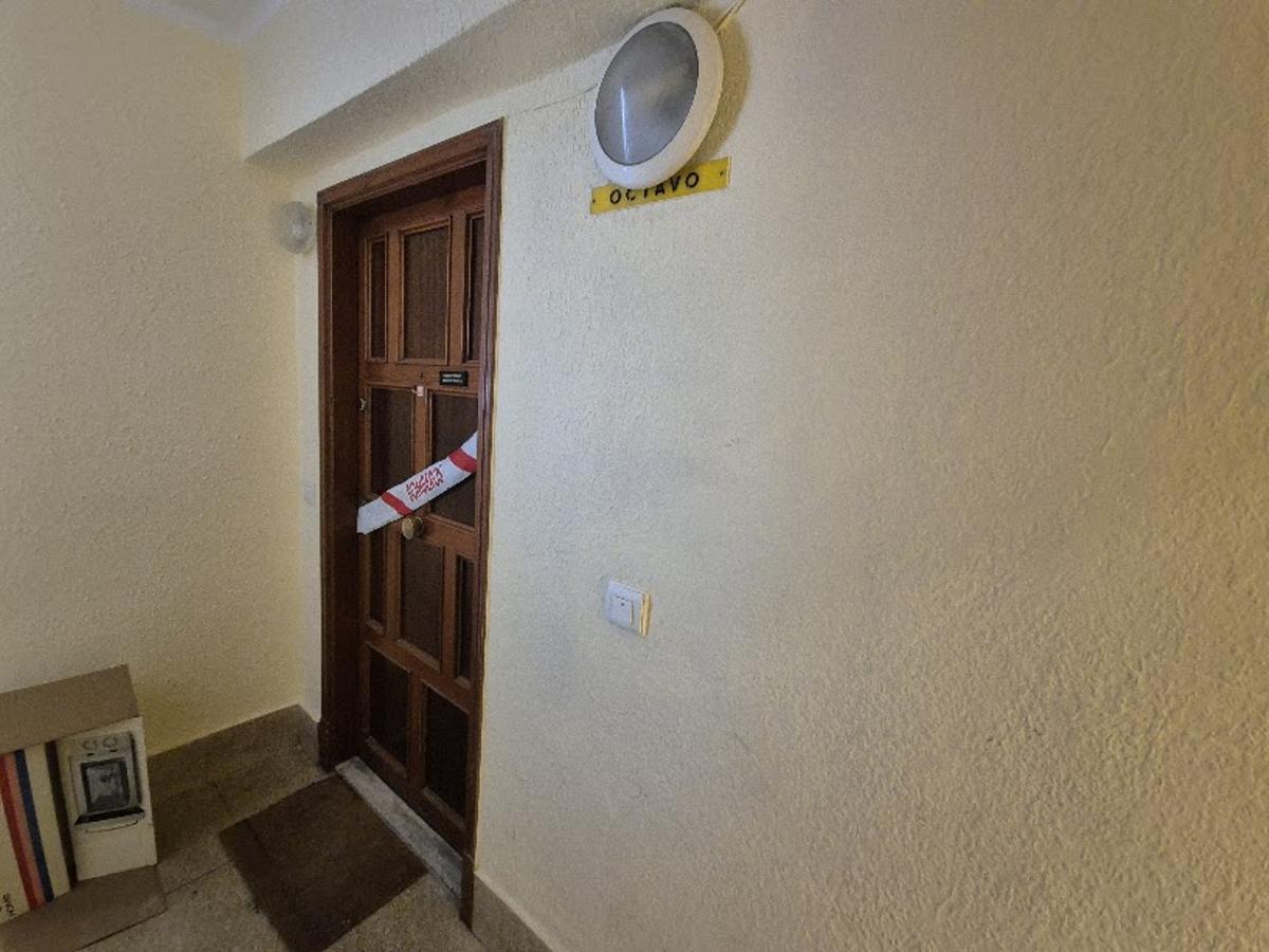 El octavo A precintado de Sant Novici, la 'zona cero' del derrumbe de la viga del edificio.
