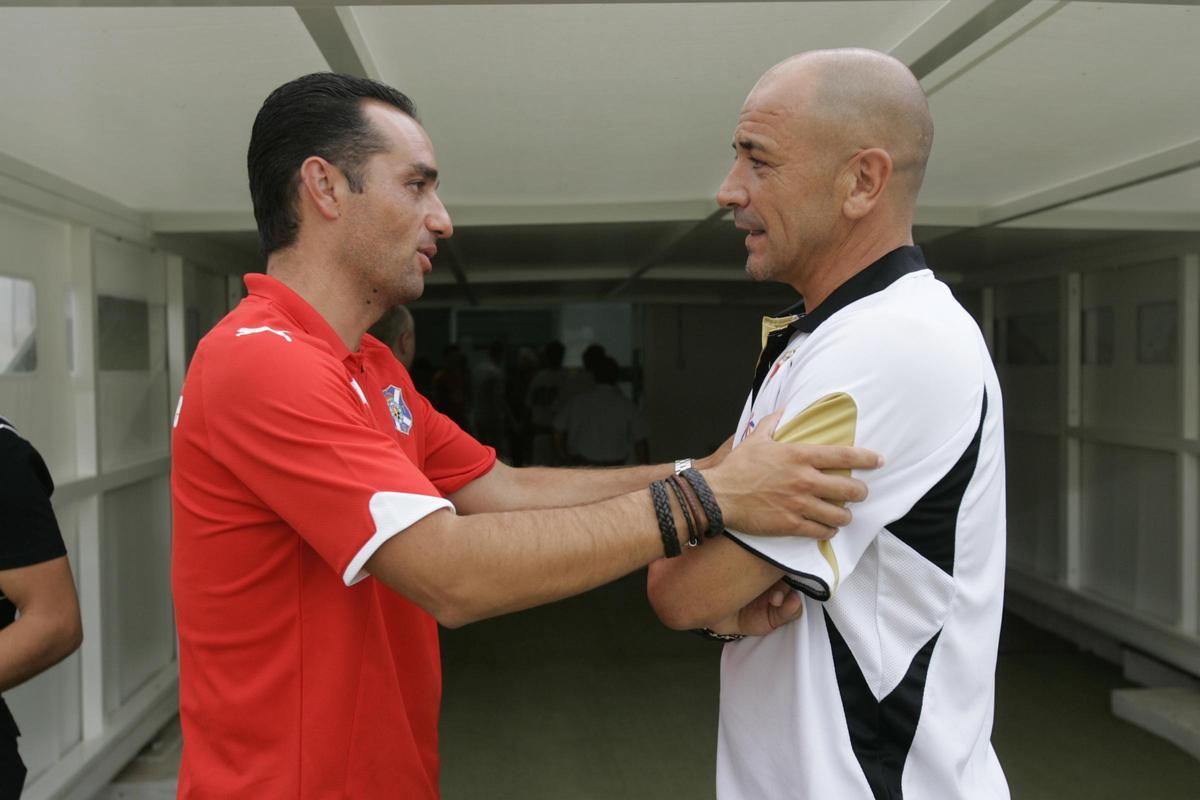 Oltra saluda a Claudio Barragán, actualmente entrenador del filial del Eldense, antes de un duelo con el Elche