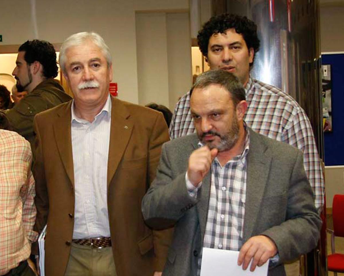 Por la izquierda, Justo Rodríguez Braga, Iván Álvarez Raja (detrás) y José Manuel Sariego en 2011 en la sede del PSOE de Gijón.