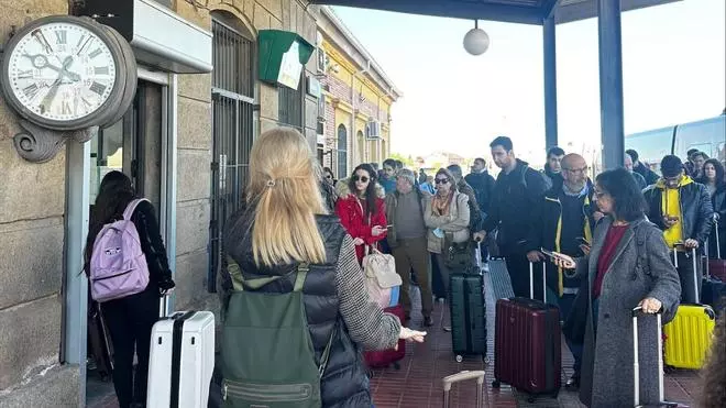 Viajeros esperando los autobuses en Navalmoral