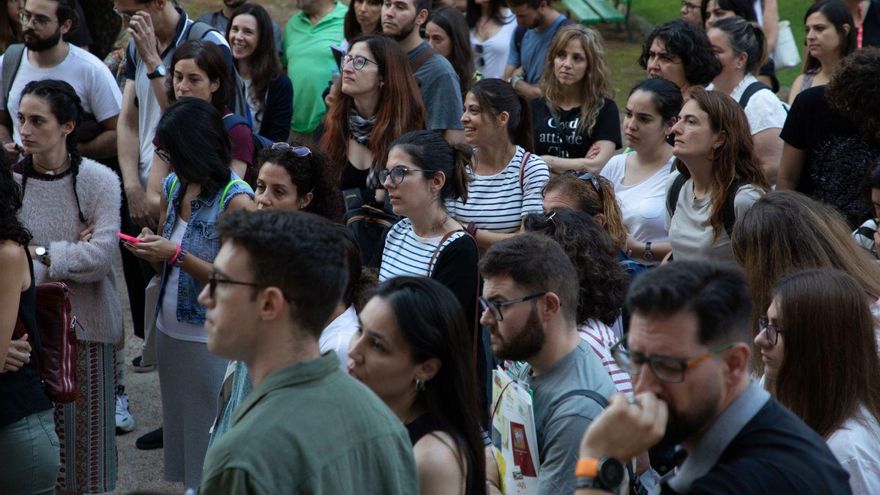 Opositores esperan a las puertas del Claudio Moyano a que les llamen para entrar en el aula de examen. | Jose Luis Fernández