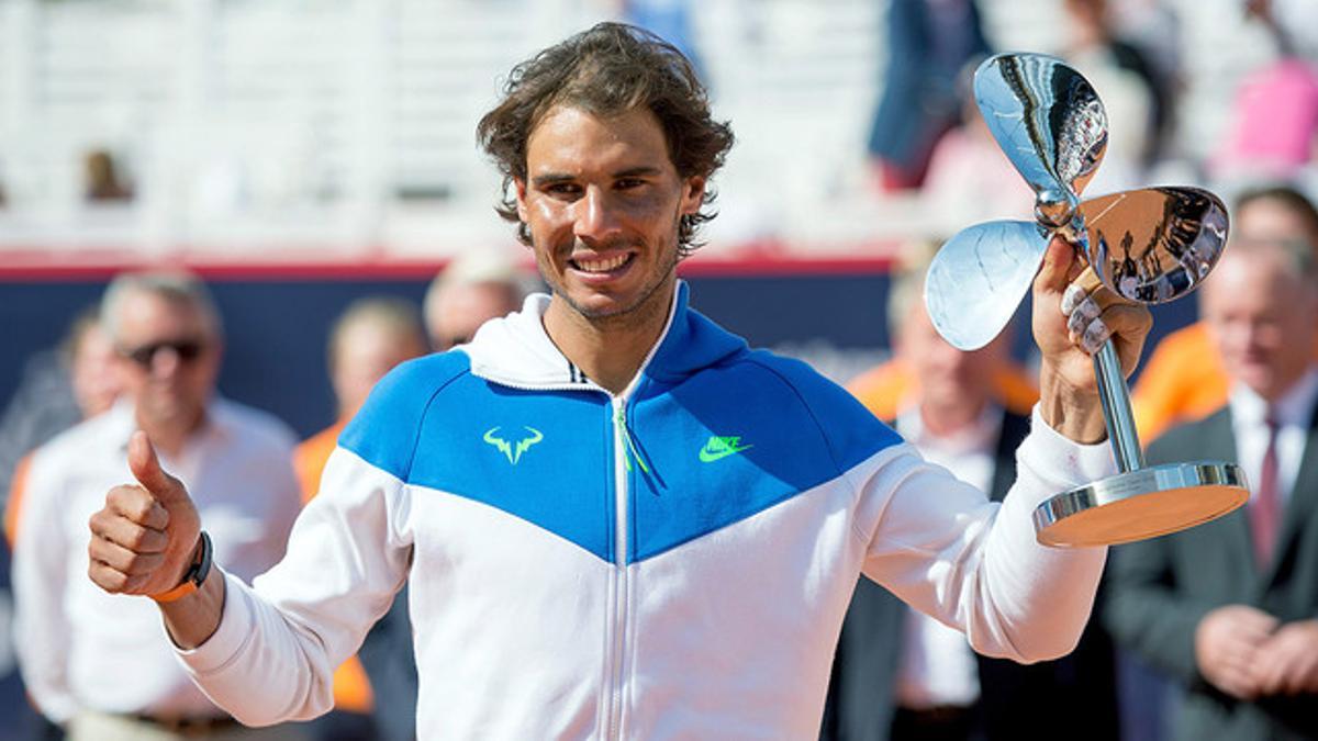 Rafael Nadal, con el trofeo que lo acredita como ganador del trofeo de Hamburgo