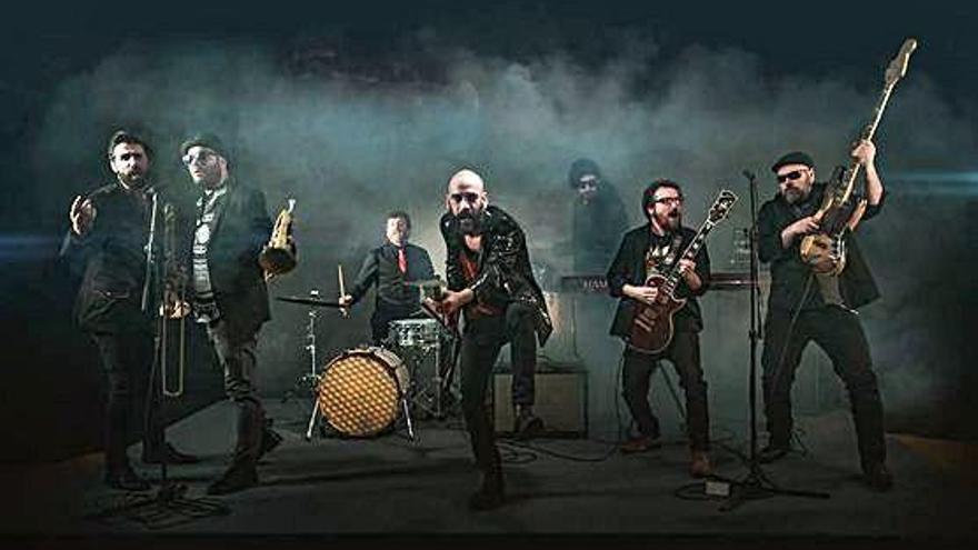 Los siete componenete de Eskorzo con el cantante y líder de la banda, Tony Molero, en el centro.