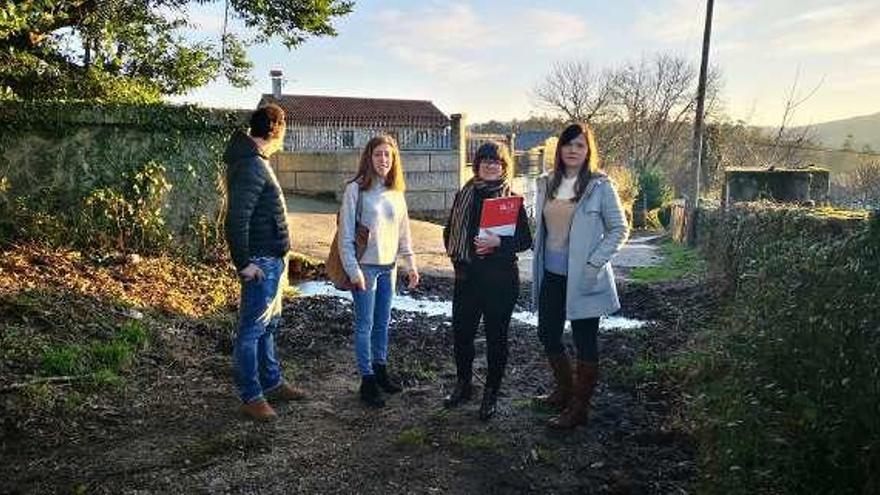 Los socialistas de Forcarei, ayer, con Patricia Vilán, sobre el terreno.