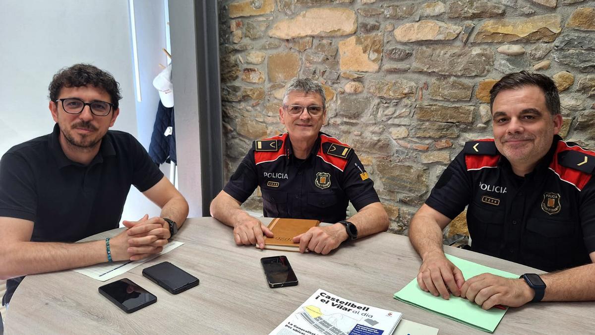 Una imatge de la reunió de l'alcalde, Adrià Valls, amb els Mossos d'Esquadra