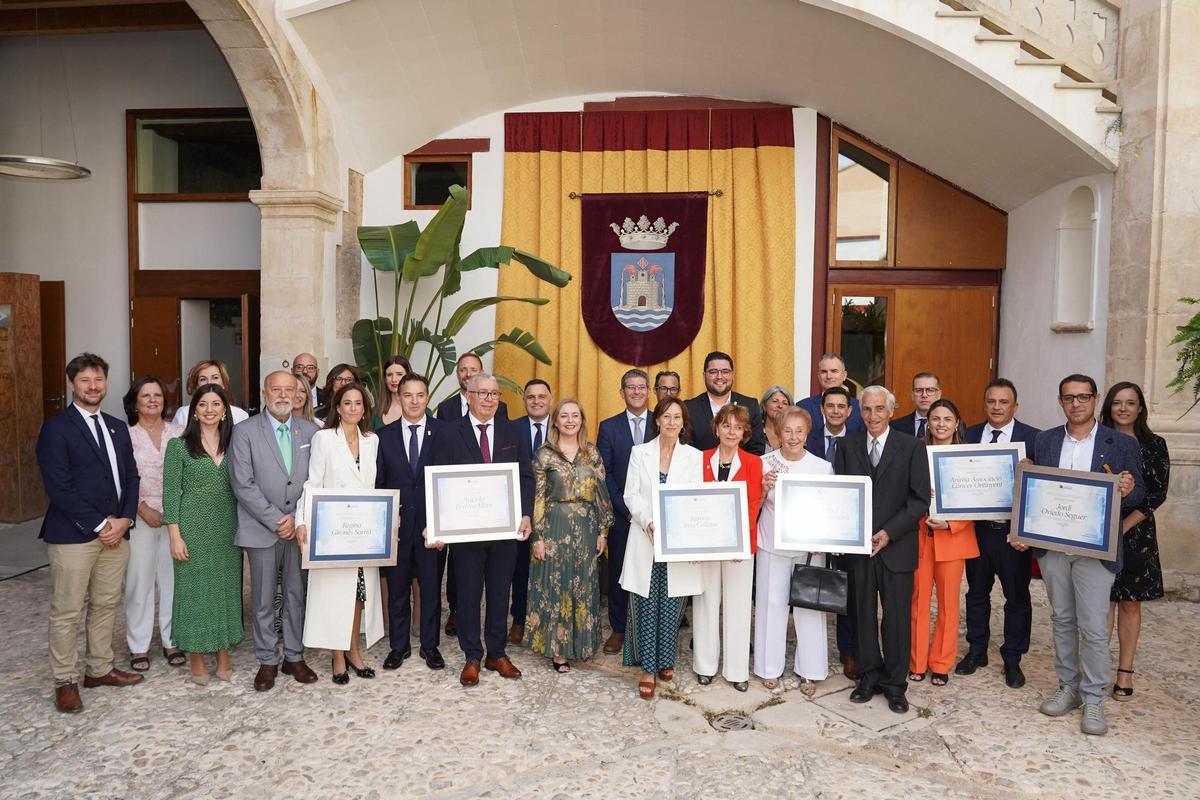 Las autoridades y los premiados por el 9 d'Octubre en Ontinyent.