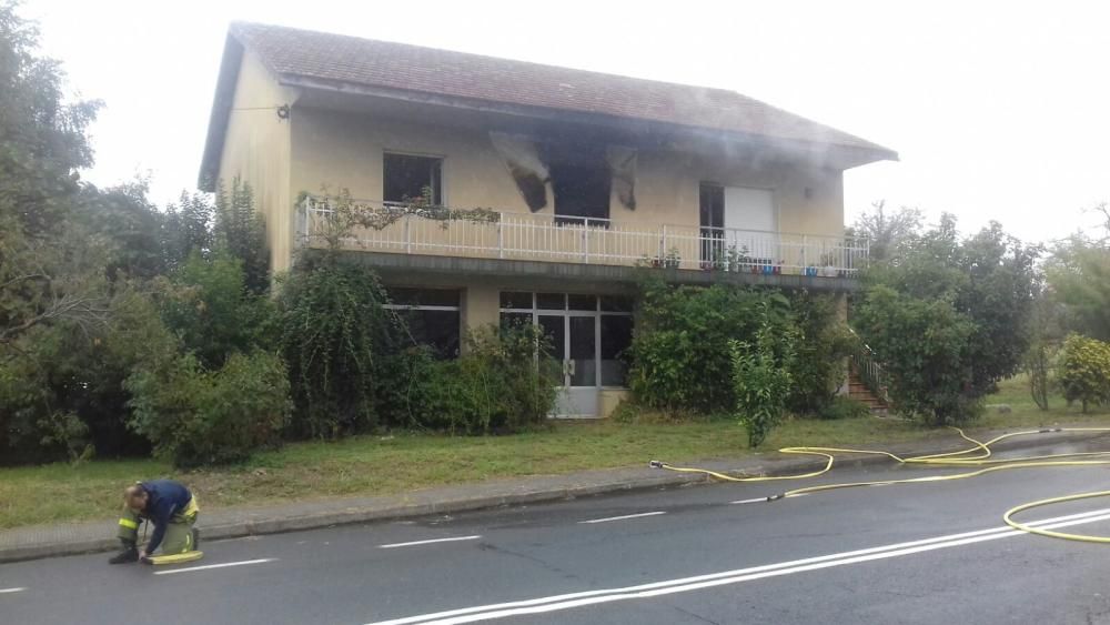 Los bomberos intervienen en el incendio de una casa en A Estrada